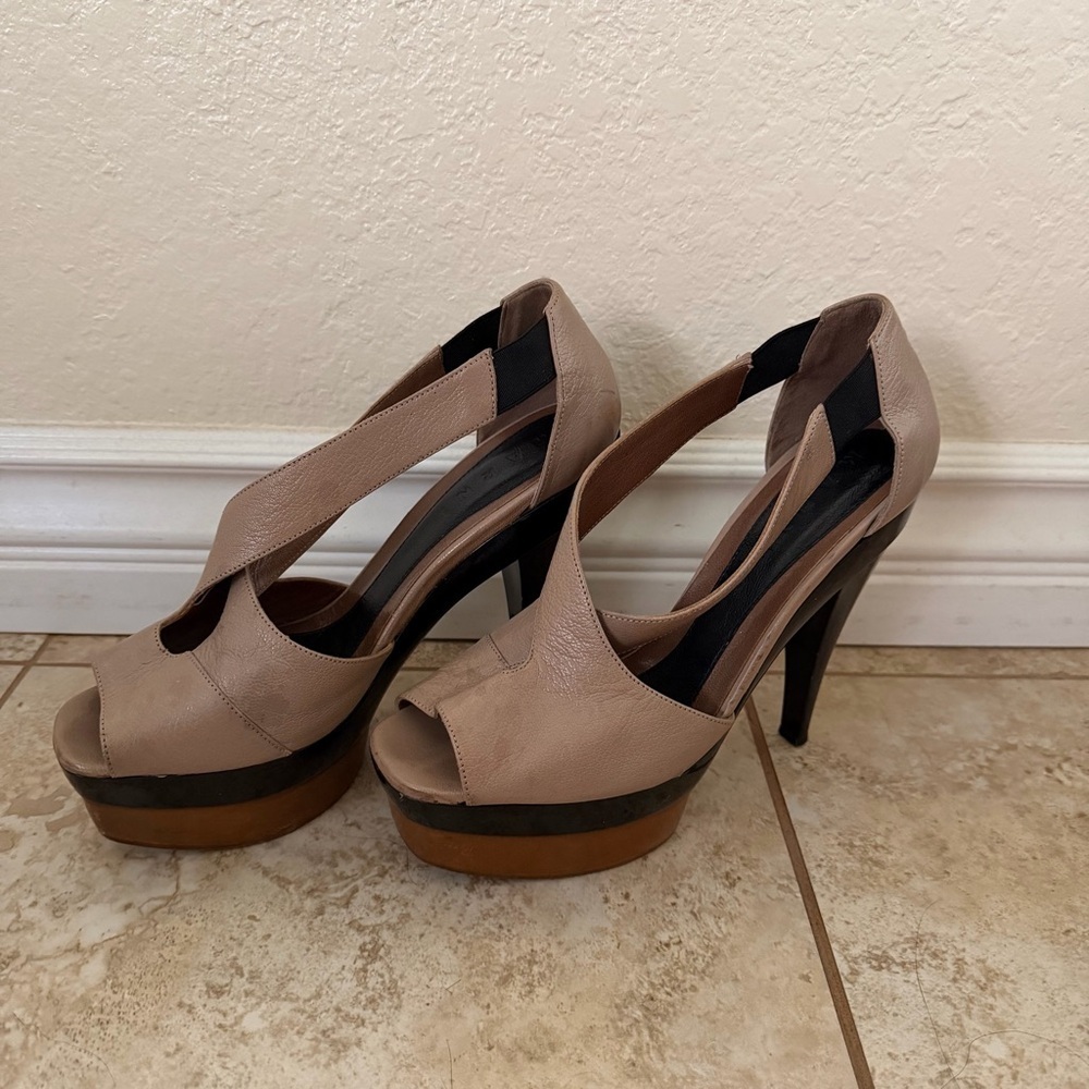 Marni leather T-strap platform pumps neutral and black color block - Picture 10 of 11